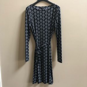 Size XS long sleeve black/white dress. So comfy!